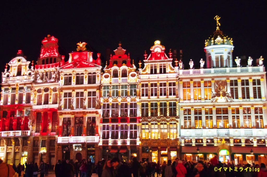 ベルギーのブリュッセルのグラン・パレスのプロジェクションマッピング で輝くギルド