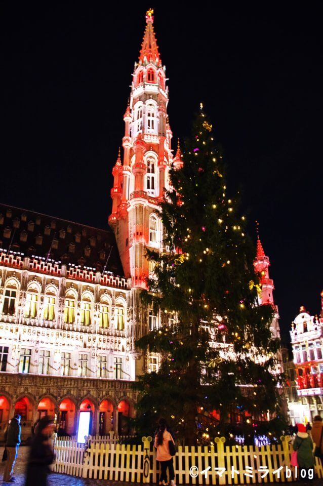 ベルギーのブリュッセルのグランパレスの市庁舎のプロジェクションマッピング