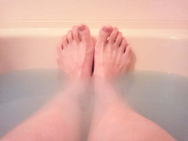 お風呂に浸かっている足