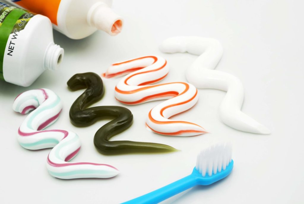 様々な歯磨き粉と歯ブラシ