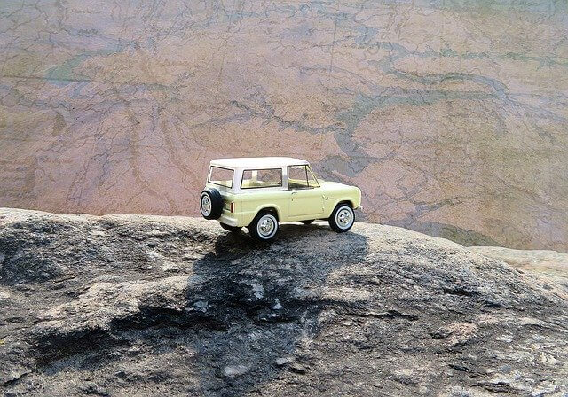 地図と岩の上に乗った車