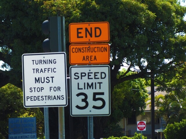 アメリカの速度制限の標識